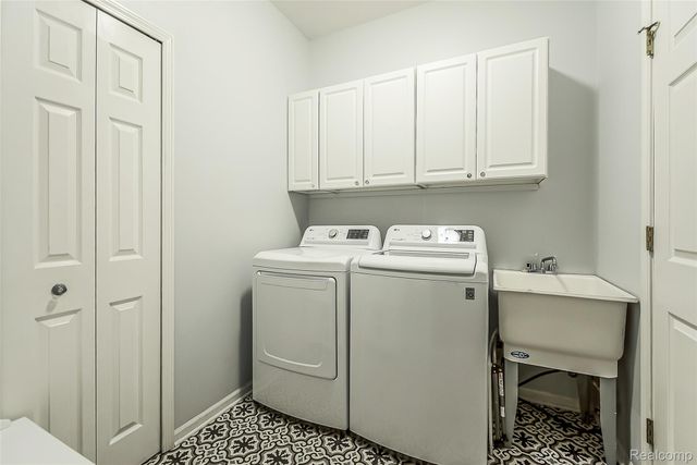 1012 Paddock Lane, South Lyon, MI 48178