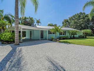 450 28th Court, Vero Beach, FL 32968