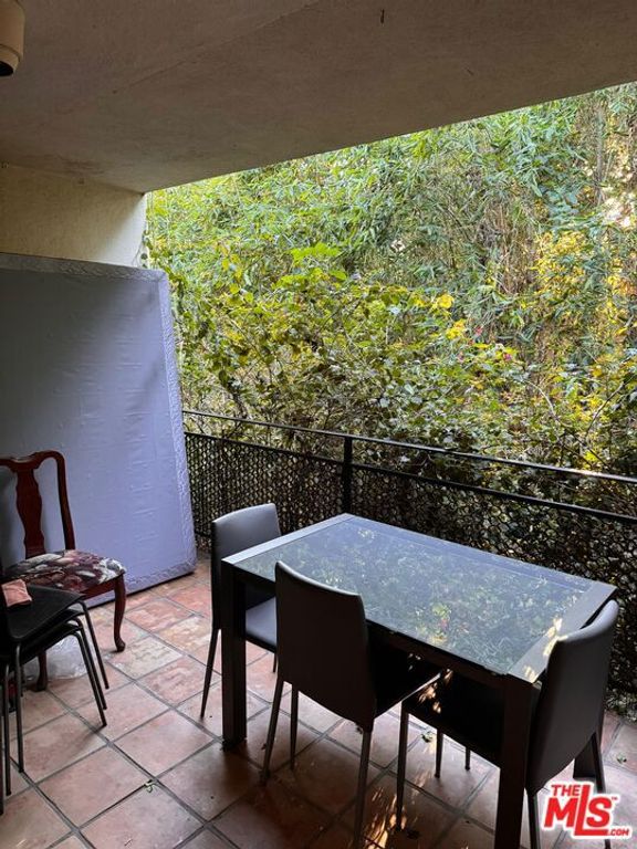 Image 12 of property listing at 265 S Barrington Avenue E7, Los Angeles, CA 90049