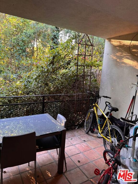 Image 13 of property listing at 265 S Barrington Avenue E7, Los Angeles, CA 90049