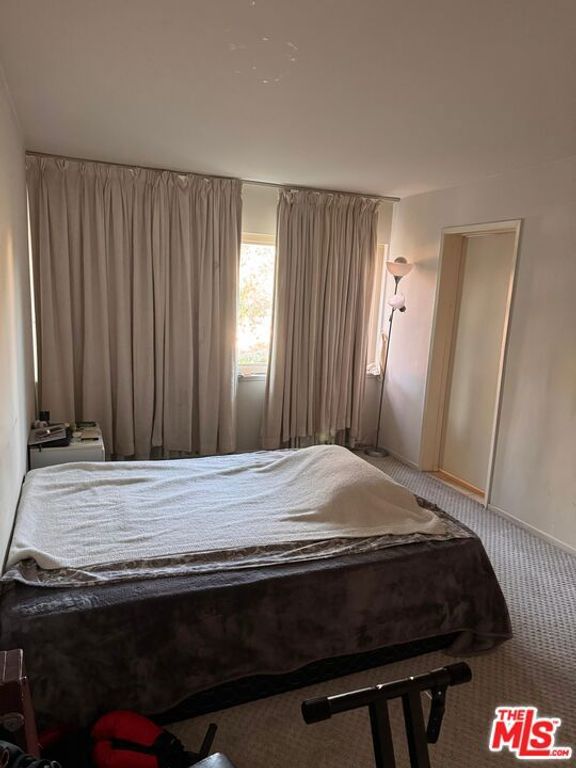 Image 18 of property listing at 265 S Barrington Avenue E7, Los Angeles, CA 90049