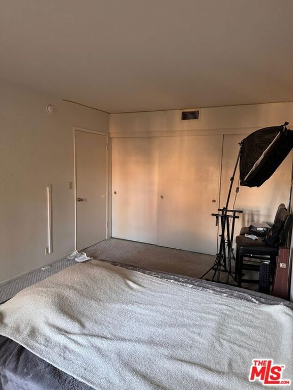 Image 20 of property listing at 265 S Barrington Avenue E7, Los Angeles, CA 90049