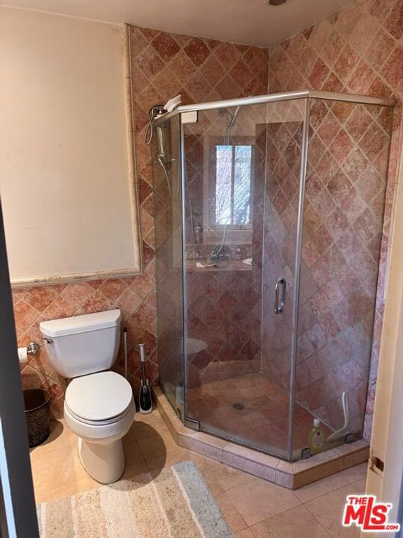 Image 22 of property listing at 265 S Barrington Avenue E7, Los Angeles, CA 90049