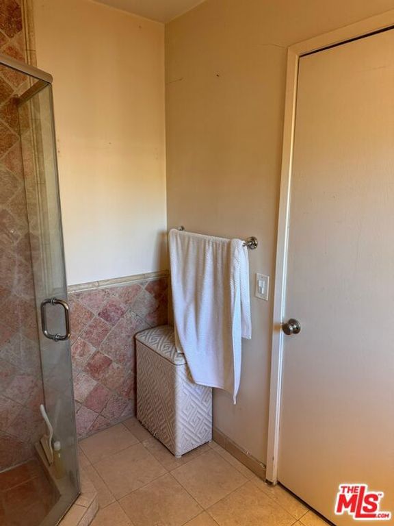 Image 24 of property listing at 265 S Barrington Avenue E7, Los Angeles, CA 90049