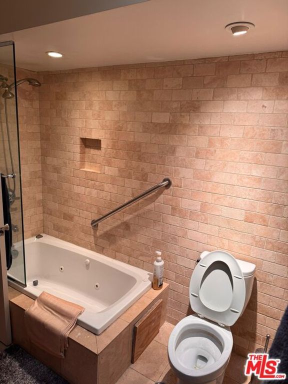 Image 26 of property listing at 265 S Barrington Avenue E7, Los Angeles, CA 90049