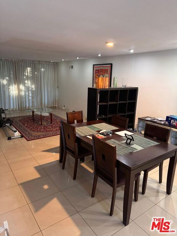 Image 5 of property listing at 265 S Barrington Avenue E7, Los Angeles, CA 90049