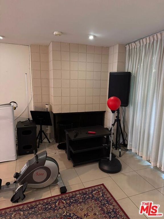 Image 6 of property listing at 265 S Barrington Avenue E7, Los Angeles, CA 90049