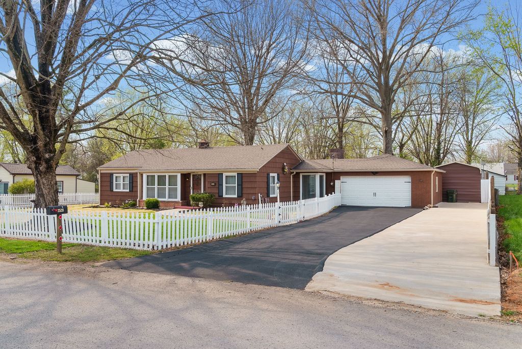 2528 Faulkner Dr, Hopkinsville, KY 42240