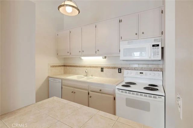 902 Camino Real 204, Redondo Beach, CA 90277
