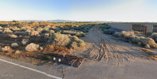 5701 W Avenue J8, Lancaster, CA 93536