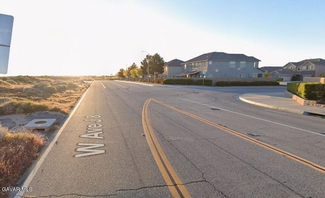 5701 W Avenue J8, Lancaster, CA 93536