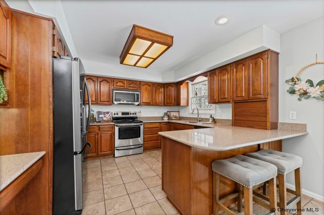 912 OAKHURST DR, Cheyenne, WY 82009