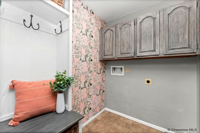 912 OAKHURST DR, Cheyenne, WY 82009