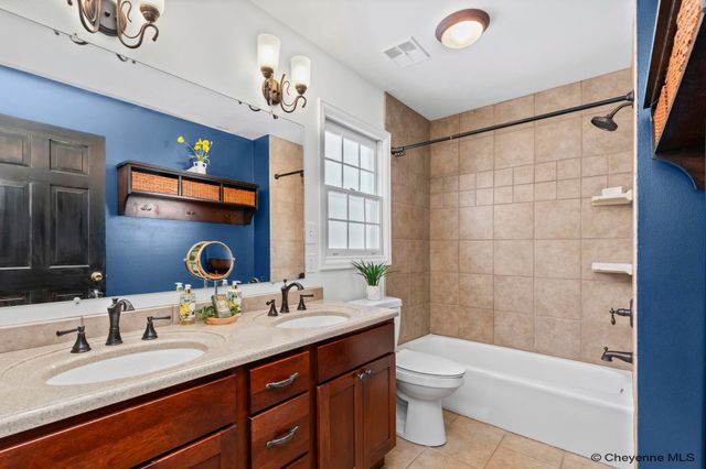 912 OAKHURST DR, Cheyenne, WY 82009