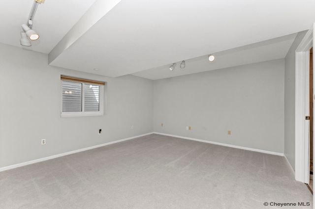 912 OAKHURST DR, Cheyenne, WY 82009