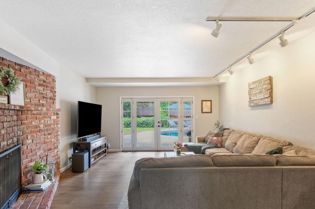 2166 Park Ridge Dr, Riverbank, CA 95367