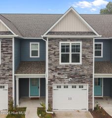 211 N Stingray Lane, Sneads Ferry, NC 28460