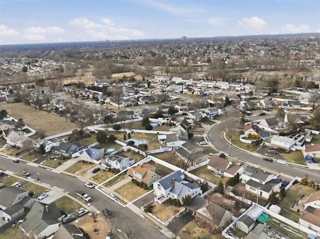 35 Twin Lane N, Wantagh, NY 11793