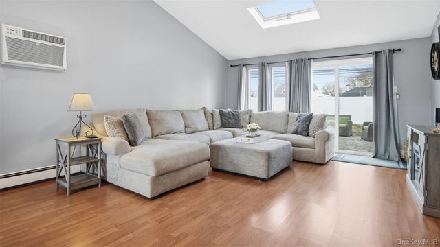 35 Twin Lane N, Wantagh, NY 11793