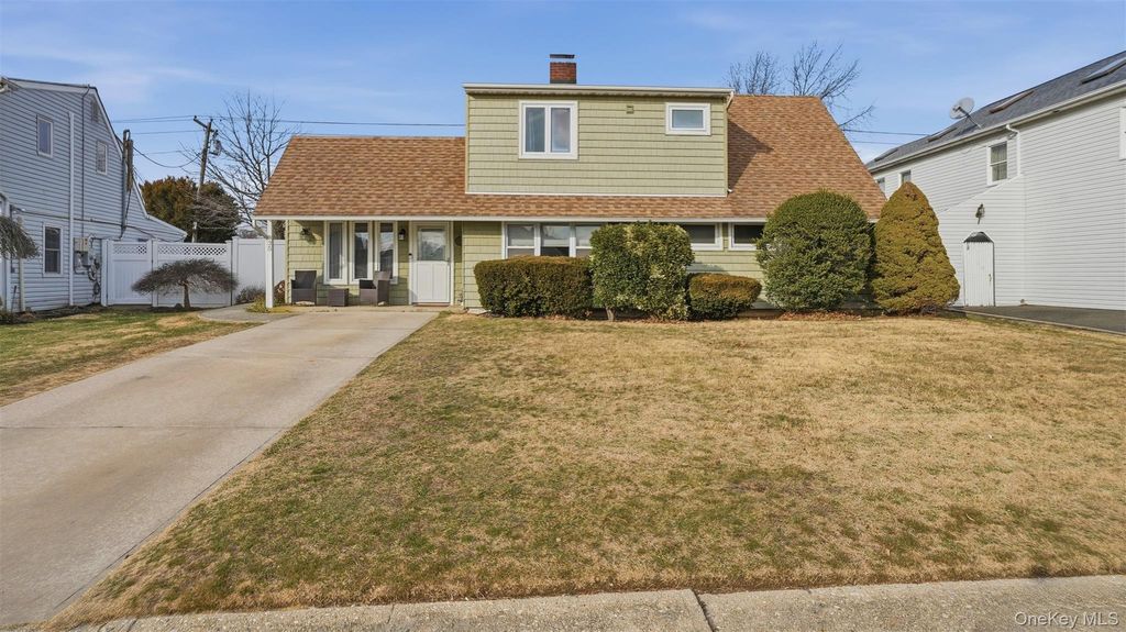 35 Twin Lane N, Wantagh, NY 11793