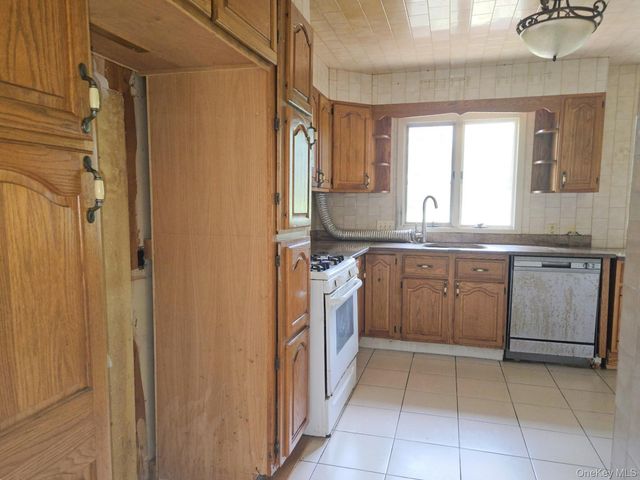 4 Broadfield Place, Glen Cove, NY 11542