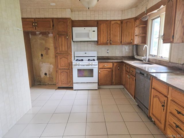4 Broadfield Place, Glen Cove, NY 11542