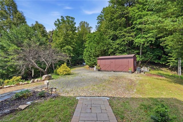 605 Valley View Drive, Purlear, NC 28665