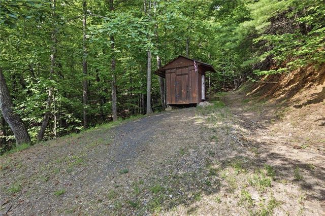 605 Valley View Drive, Purlear, NC 28665