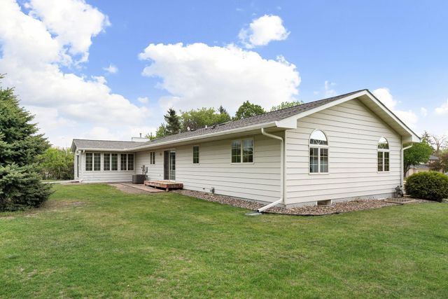 307 14th Place NW, Austin, MN 55912