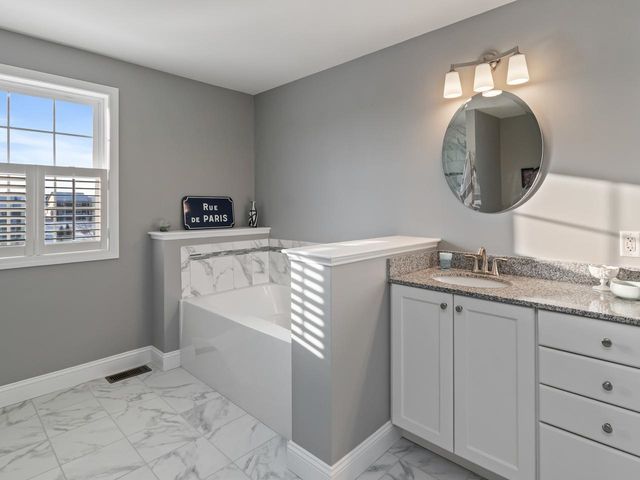 98 Sommerfield Avenue, South Burlington, VT 05403