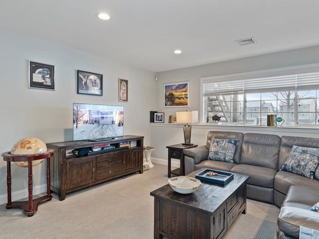 98 Sommerfield Avenue, South Burlington, VT 05403