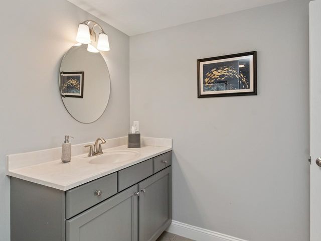 98 Sommerfield Avenue, South Burlington, VT 05403