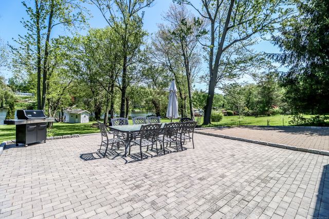 38 North Lake Shore Drive, Brookfield, CT 06804