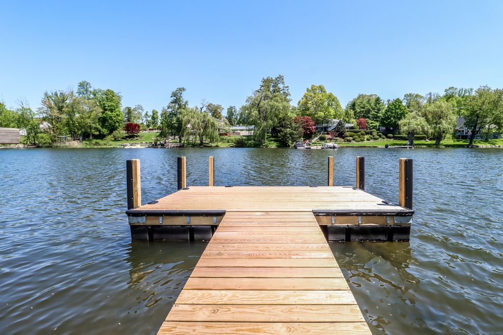 38 North Lake Shore Drive, Brookfield, CT 06804