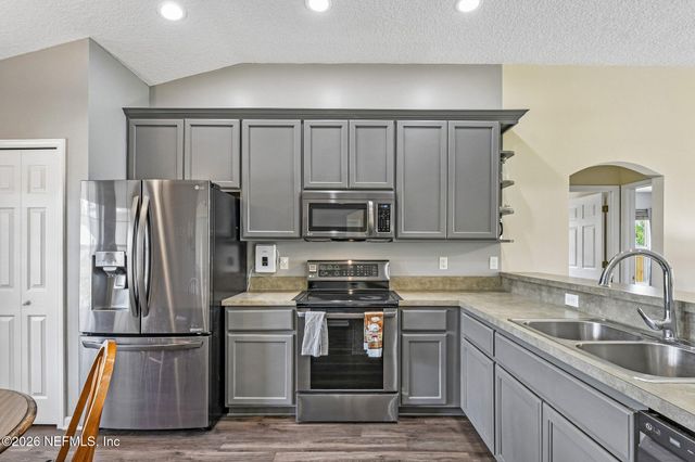 2550 ROYAL POINTE Drive, Green Cove Springs, FL 32043