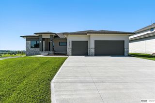 10201 Cove Hollow Drive, Papillion, NE 68046