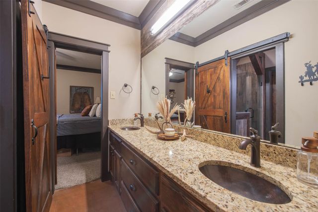 4 Willow Creek, Huntsville, TX 77340