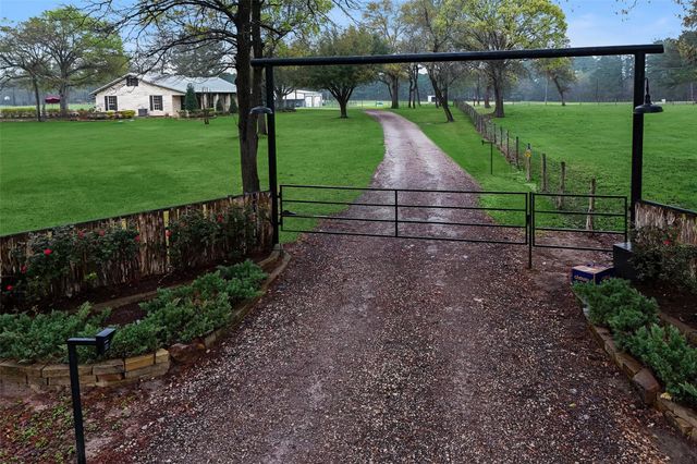 4 Willow Creek, Huntsville, TX 77340