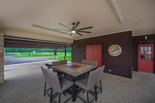 4 Willow Creek, Huntsville, TX 77340