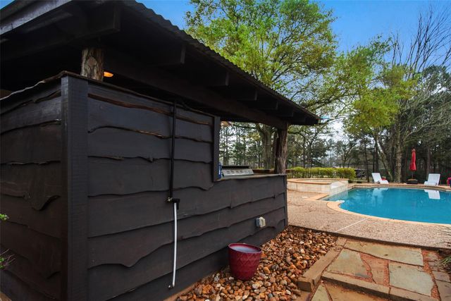 4 Willow Creek, Huntsville, TX 77340