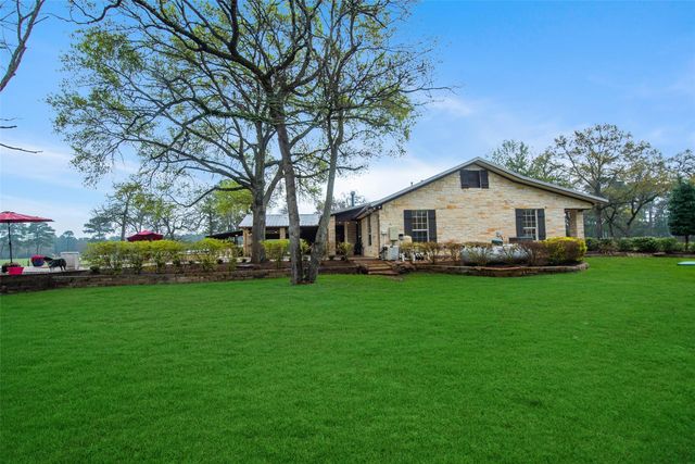 4 Willow Creek, Huntsville, TX 77340