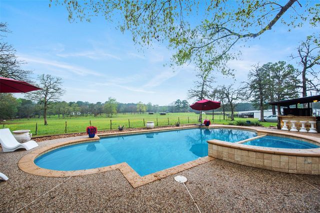 4 Willow Creek, Huntsville, TX 77340