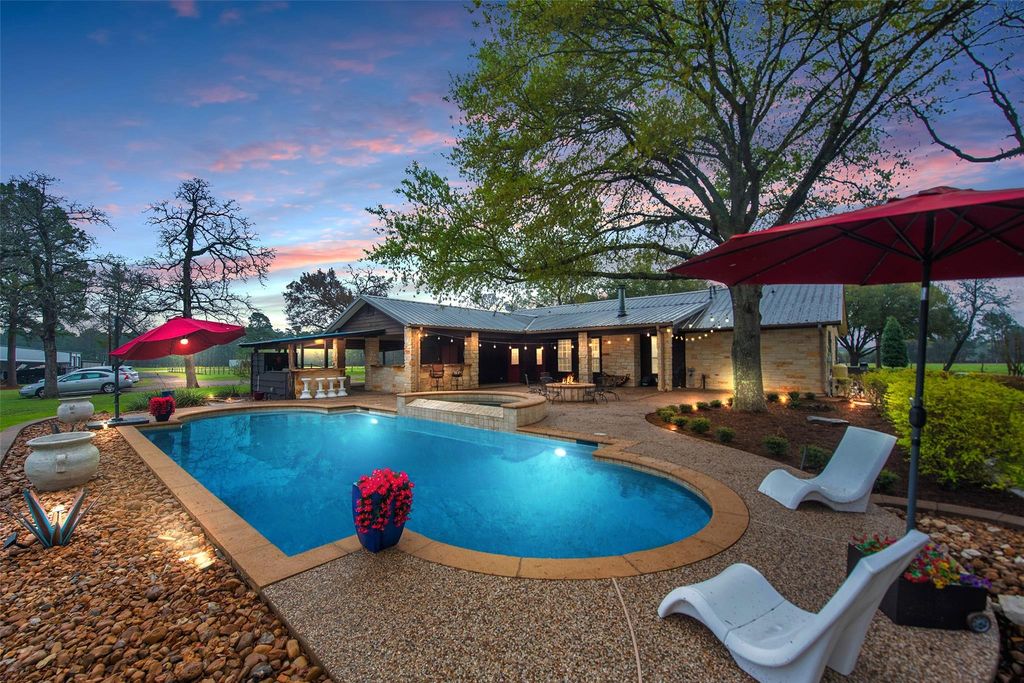 4 Willow Creek, Huntsville, TX 77340