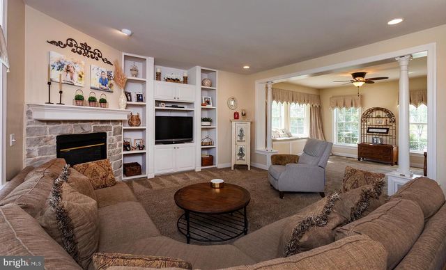114 CRABAPPLE CT, Hummelstown, PA 17036