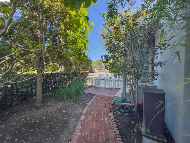2300 Ashby Ave, Berkeley, CA 94705