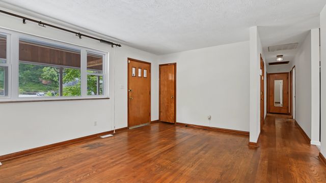25 Yates Crossing Road, Milton, WV 25541