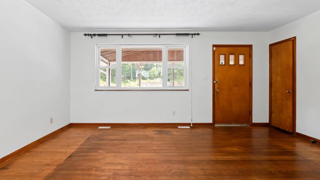 25 Yates Crossing Road, Milton, WV 25541