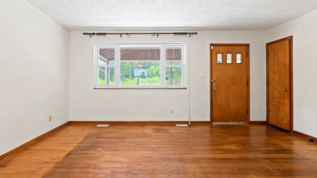 25 Yates Crossing Road, Milton, WV 25541