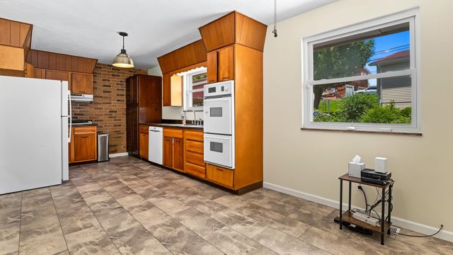 25 Yates Crossing Road, Milton, WV 25541