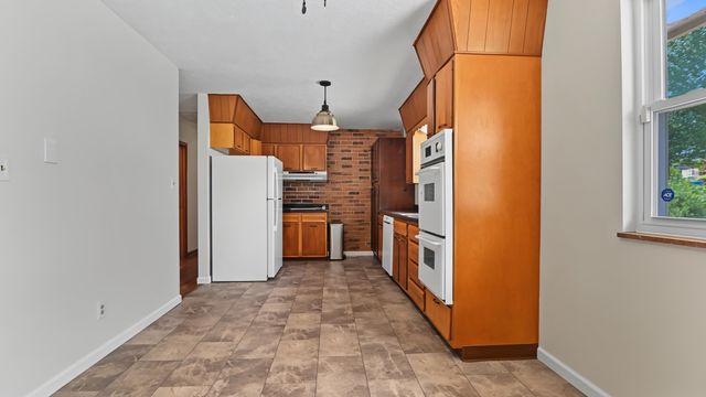 25 Yates Crossing Road, Milton, WV 25541